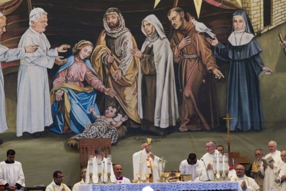 Francisco celebra la liturgia de la Eucaristía en la Iglesia de la Natividad en Belén, Cisjordania.