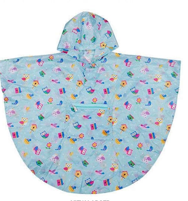 Poncho colorido para la lluvia (talles de 4 a 7 años), 25 dólares en Kohls.com