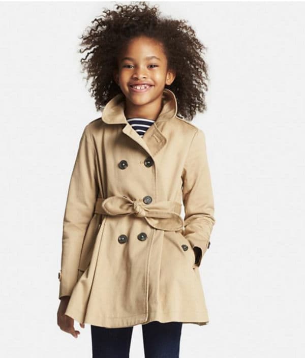 Trench coat para niñas, 49.99 dólares en Uniqlo