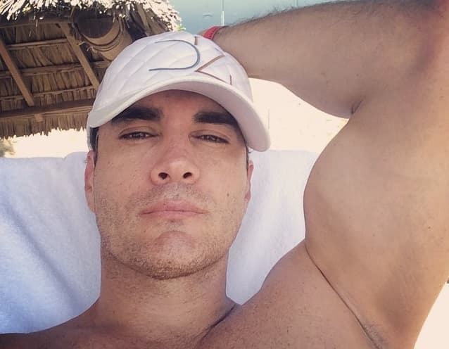 Este galán es adicto a las selfies y siempre que puede muestra lo bien trabajados que están sus bíceps.