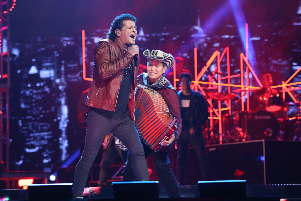 El talentoso cantante de origen colombiano, Carlos Vives, puso a bailar a todo el público con el ritmo de "Al filo de tu amor", parte de su disco 'Vives', el decimoquinto de su carrera.