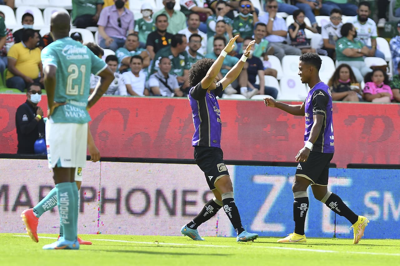 Mazatlán FC golearon a domicilio al León 0-3 en el juego de la Jornada 8 del Apertura 2022. Los Cañoneros sentenciaron el partido en los primeros 17 minutos del primer tiempo con goles de Nicolás Benedetti, Eduardo Bello y un autogol de Stiven Barreiro.
