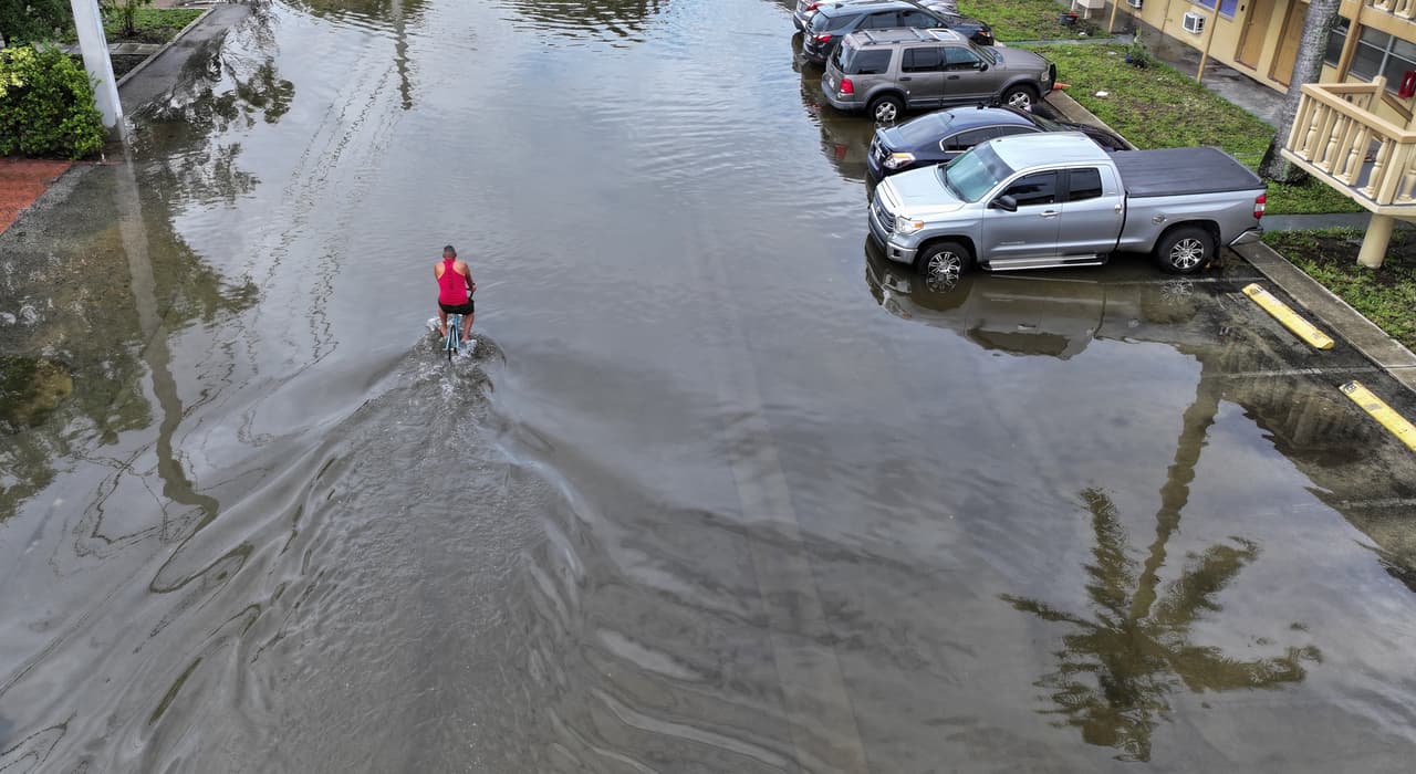 “Las fuertes lluvias
<b>se están extendiendo por el sur de Florida y es posible que se pronostiquen lluvias adicionales que oscilan entre 4 y 8 pulgadas (cantidades locales más altas de 10 pulgadas o más)</b>. El umbral necesario para provocar inundaciones es bajo; las condiciones podrían deteriorarse en muy poco tiempo una vez que comiencen las fuertes lluvias”, dijo el Servicio Nacional de Meteorología durante la tarde de este jueves.
