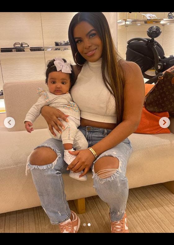 En las imágenes se le ve abrazando a la menor: 
<b>"'Gordita' mía"</b>, escribió. 
<br>