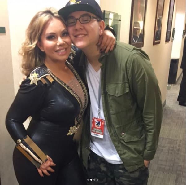 “Las palabras no pueden describir qué tan importante eres. Tú eres la razón por la que he permanecido aquí por lo últimos cinco años. No sería lo que soy sin ti”, escribió en el mensaje publicado junto a fotos con Chiquis el día de las madres.