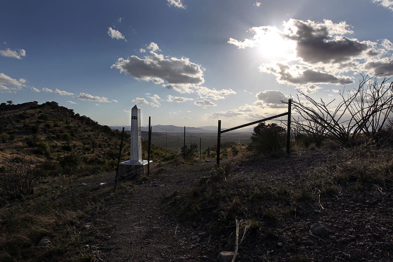 <b>Huachuca Mountains, Arizona</b>. La línea de frontera continúa ahora hacia el este. Allí el desierto se interrumpe en la línea fronteriza por una cadena de montañas. La fotografía fue tomada en el parque Montezuma Pass, justo en la línea de la frontera donde no hay ninguna división.