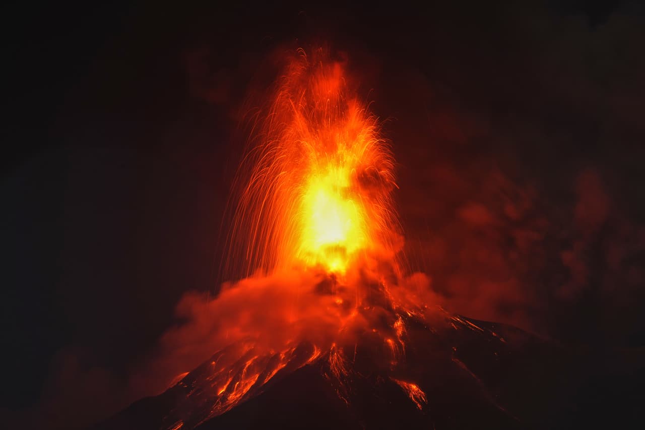 Las más recientes fases eruptiva del volcán de Fuego, de 3.763 metros de altura, fueron en febrero pasado y otra en junio de 2025 que obligó a la evacuación de unas 800 personas.