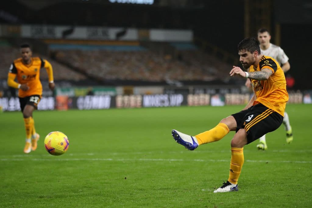 Pépé (32’) adelantó a los de Arteta, pero la ventaja duró poco; Neves (45+5’) emparejó los cartones desde los once pasos; David Luiz (45´3’) saldría explusado. Iniciando la parte complementaria, Moutinho (49’) marcó para darle vuelta al marcador. Leno (72’) dejó al Arsenal con nueve hombres. Los Wolves recibirán al Leicester City y Arsenal visitará a Aston Villa en la siguiente jornada de la Premier League.