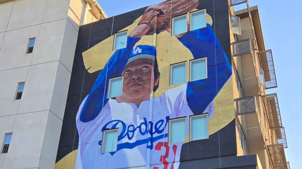 El concejal Kevin de León, representante del Distrito 14, organizó una conferencia de prensa para celebrar el mural. Estuvo acompañado por el 
<b>artista Robert Vargas, quien creó la obra</b> y expresó que captura el “espíritu y el orgullo” que Valenzuela trajo tanto a los Dodgers como a la ciudad de Los Ángeles.