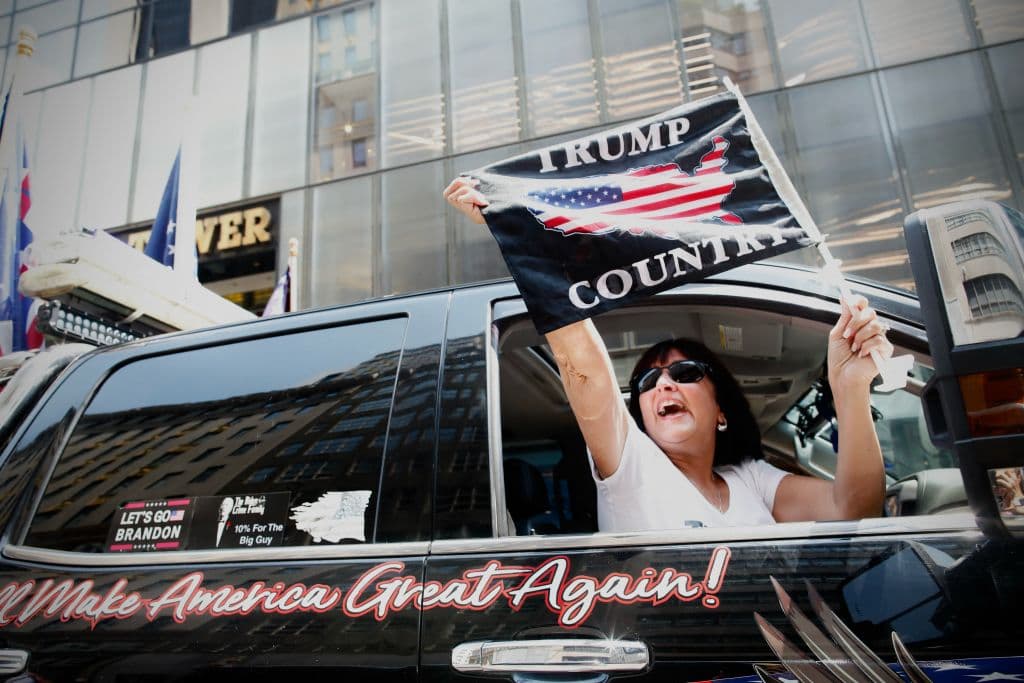 Simpatizantes del Partido Republicano llamaban la atención de los transeúntes desde sus autos,
<b><a href="https://www.univision.com/local/philadelphia-wuvp/butler-mitin-trump-pensilvania-elecciones" target="_blank">proclamando a Trump</a></b> como la esperanza para la nación.