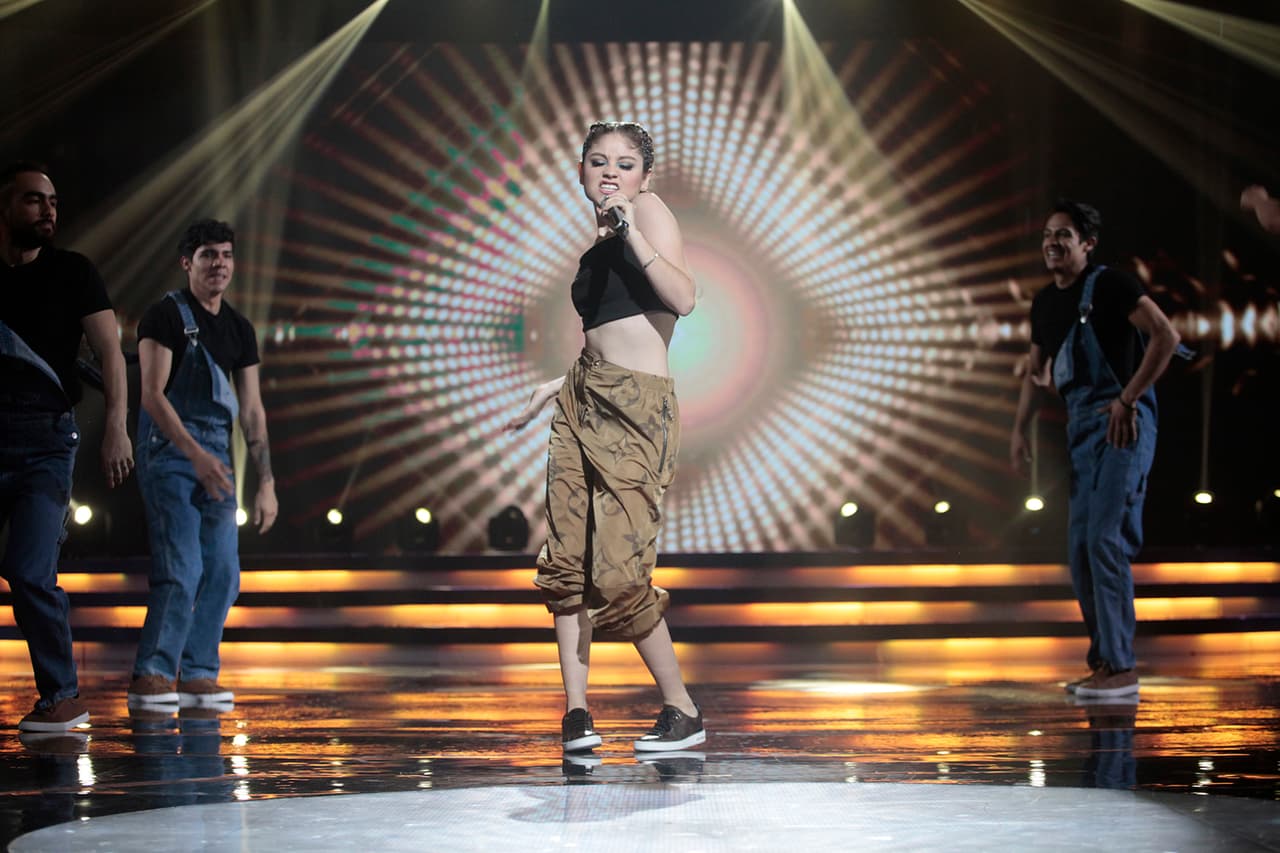 Los asistentes al foro donde se graba Pequeños Gigantes disfrutaron de un corto musical protagonizado por Karol, quien hizo a un lado su papel de 'Jueza de hierro' para entonar este tema con toque de reggaetón.