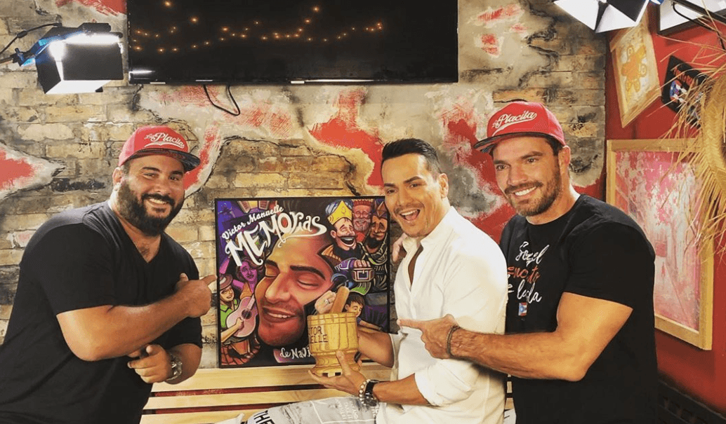 <b>El actor Julián Gil se unió al chef José Mendín, a quienes vemos aquí con el salsero Víctor Manuel, </b> para servir lo mejor de la comida puertorriqueña en La Placita Restaurant. Está ubicado en el área de MiMo y, es famoso por susaperitivos como las alcapurrias y los bacalaitos.