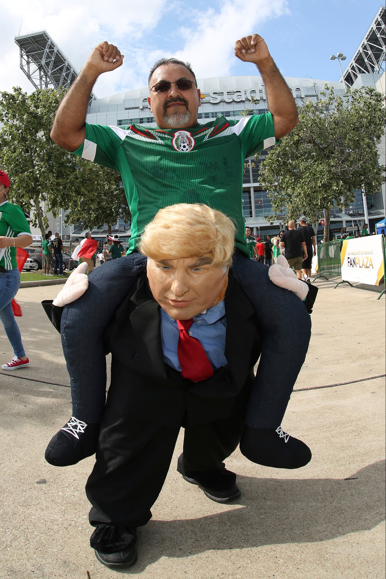 No todos fueron admiradores en la carrera de Donald Trump. Buena parte de la población latinoamericana reaccionó ante las amenazas del entonces candidato republicano a los inmigrantes.