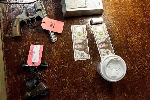 De manera voluntaria, más de un centenar de personas intercambiaron sus pistolas por una tarjeta de regalo de 100 dólares.