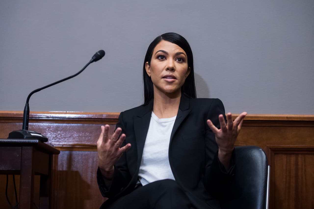 La estrella se ha unido al representante del sexto distrito de New Jersey, Frank Pallone Jr. (D), para quien las regulaciones a esta industria se han vuelto “obsoletas”, reportó 
<b><a href="http://thehill.com/blogs/in-the-know/in-the-know/384452-keeping-up-with-cosmetics-kourtney-kardashian-to-urge-makeup ">The Hill</a></b>.