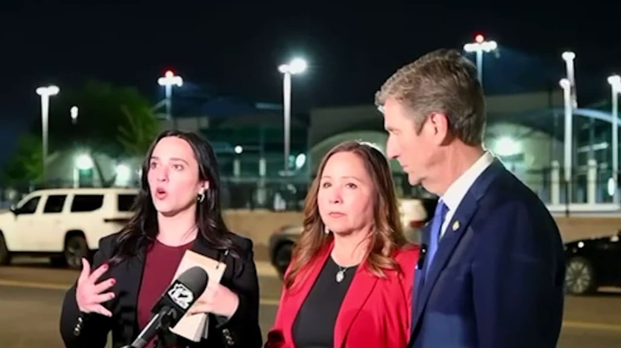 "La gente estaba cuerpo a cuerpo, sudorosa y enferma": Congresistas visitan centro de detención ICE