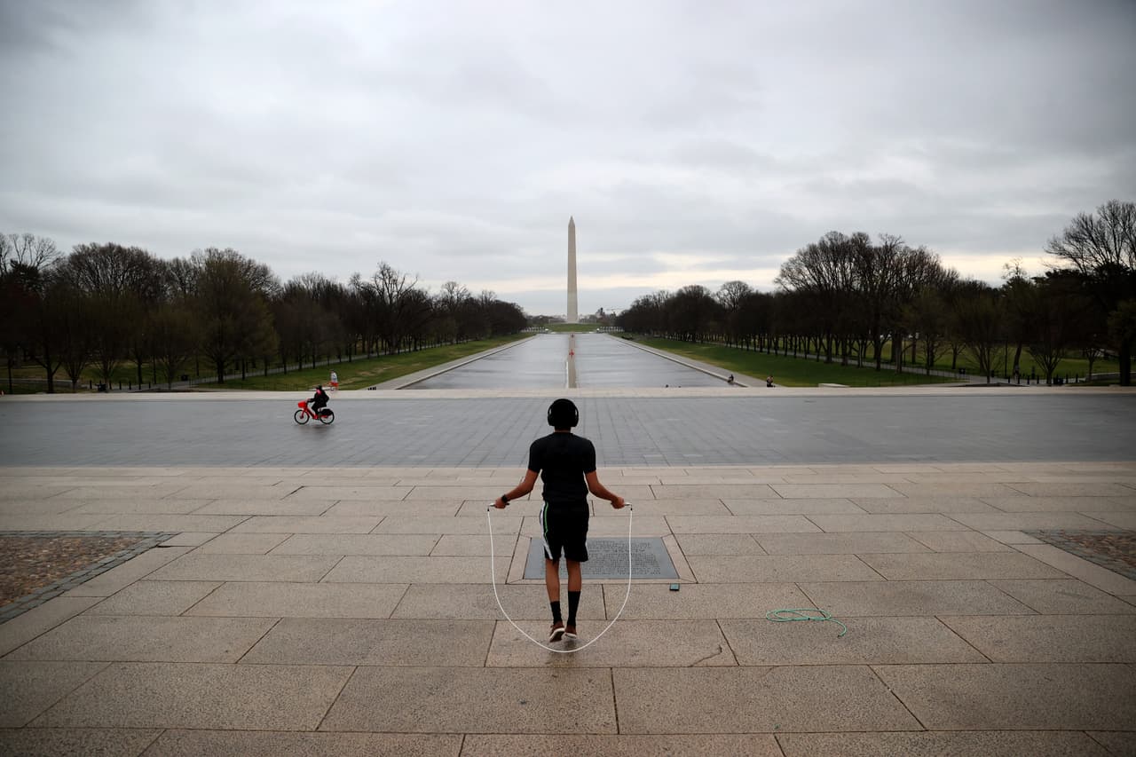 Un residente de Washington DC se ejercita frente al monumento a Lincoln sin turistas, el 17 de marzo de 2020. Durante una rueda de prensa con el presidente Trump, el director del Instituto nacional de Alergias y enfermedades infecciosas, Anthony Fauci, pidió a los jóvenes que “ayuden con la crisis, no piensen que no son vulnerables, no pongan a sus seres queridos en riesgo, no podemos luchar contra esto sin la ayuda de los jòvenes”.
