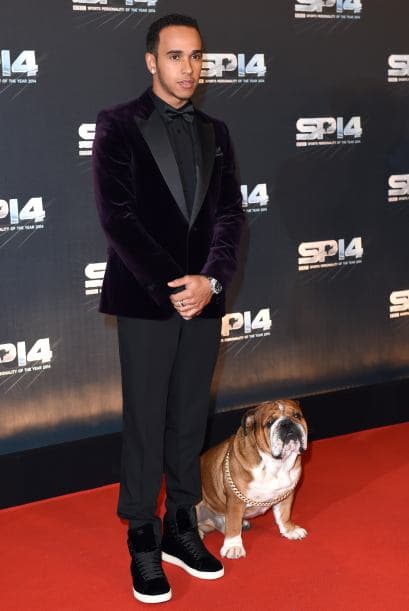 El corredor de coches F1 decidió llegar acompañado de Roscoe, un bulldog inglés que se robó las miradas de todos.