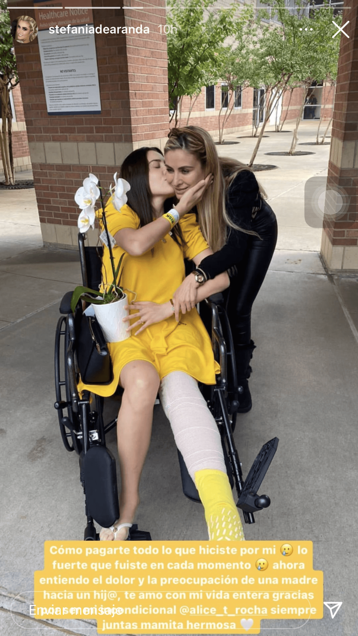 Estuvo acompañada de su madre, Alicia Torres, quien la ayudó a moverse en la silla de ruedas: "Cómo pagarte lo que hiciste por mí", le escribió la conductora, "lo fuerte que fuiste en cada momento. Ahora entiendo el dolor y la preocupación de una madre hacia un hijo". 
<br>