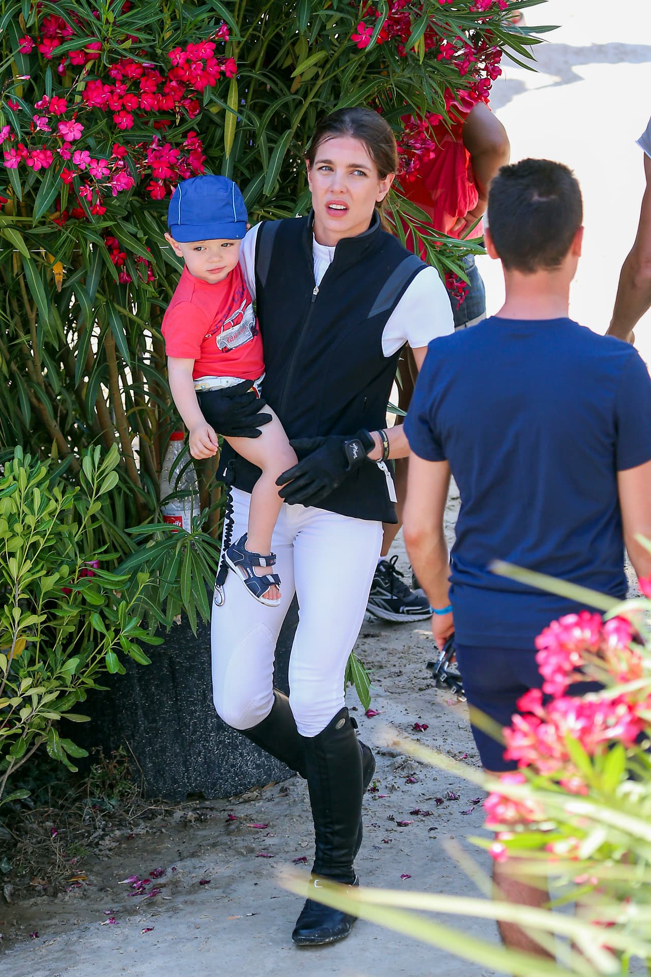 La pobre de Charlotte quedó agotada luego de tanto "cabalgar".