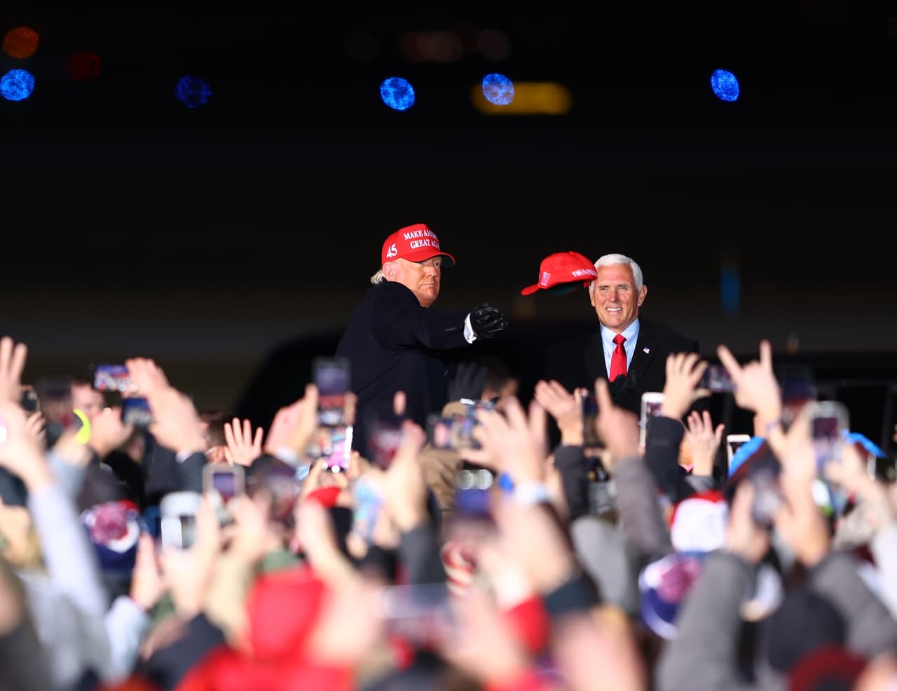 Como ha sido una costumbre durante su campaña, dándole la espalda a las medidas de mitigación del coronavirus emitidas por su propia administración, Trump llegó a un mitin en Traverse City, Michigan, rodeado de sus seguidores a quienes les pudo lanzar gorras con el lema de su campaña "Make America Great Again". Allí estuvo junto al vicepresidente Mike Pence, quien agradeció
<a href="https://twitter.com/Mike_Pence/status/1323434406401445895?s=20" target="_blank">a través de su cuenta de Twitter </a>a la gente que se acerco a su encuentro encuentro.
<b> "Fue increíble estar en Traverse City (...) con MILES de estadounidenses que están listos para cuatro años más del presidente Donald Trump", escribió. </b>
<br>