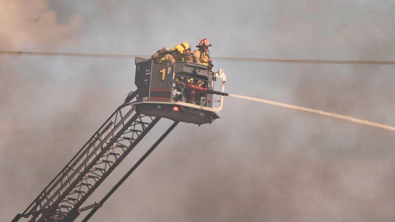 <h3 class="cms-H3-H3">En resumen 💡</h3> 👉🏻 
<b>Domingo 23 de agosto:</b> el incendio fue reportado alrededor de las 3:48 p.m. en Avenue J East, en Grand Prairie. 
<br>👉🏻 
<b>Decenas de autos: </b>la primera estimación habló de al menos 30 vehículos y un reporte posterior calculó entre 30 y 50 dañados. 
<br>👉🏻 
<b>Sin heridos: </b>las autoridades no reportaron personas lesionadas. 
<br>👉🏻 
<b>Fuego contenido: </b>los bomberos evitaron que las llamas alcanzaran estructuras cercanas. 
<br>👉🏻 
<b>Causa desconocida: </b>el origen del incendio continúa bajo investigación.
<br>
<br>Si te encuentras en una situación de emergencia y necesitas ayuda inmediata, llama al 911.