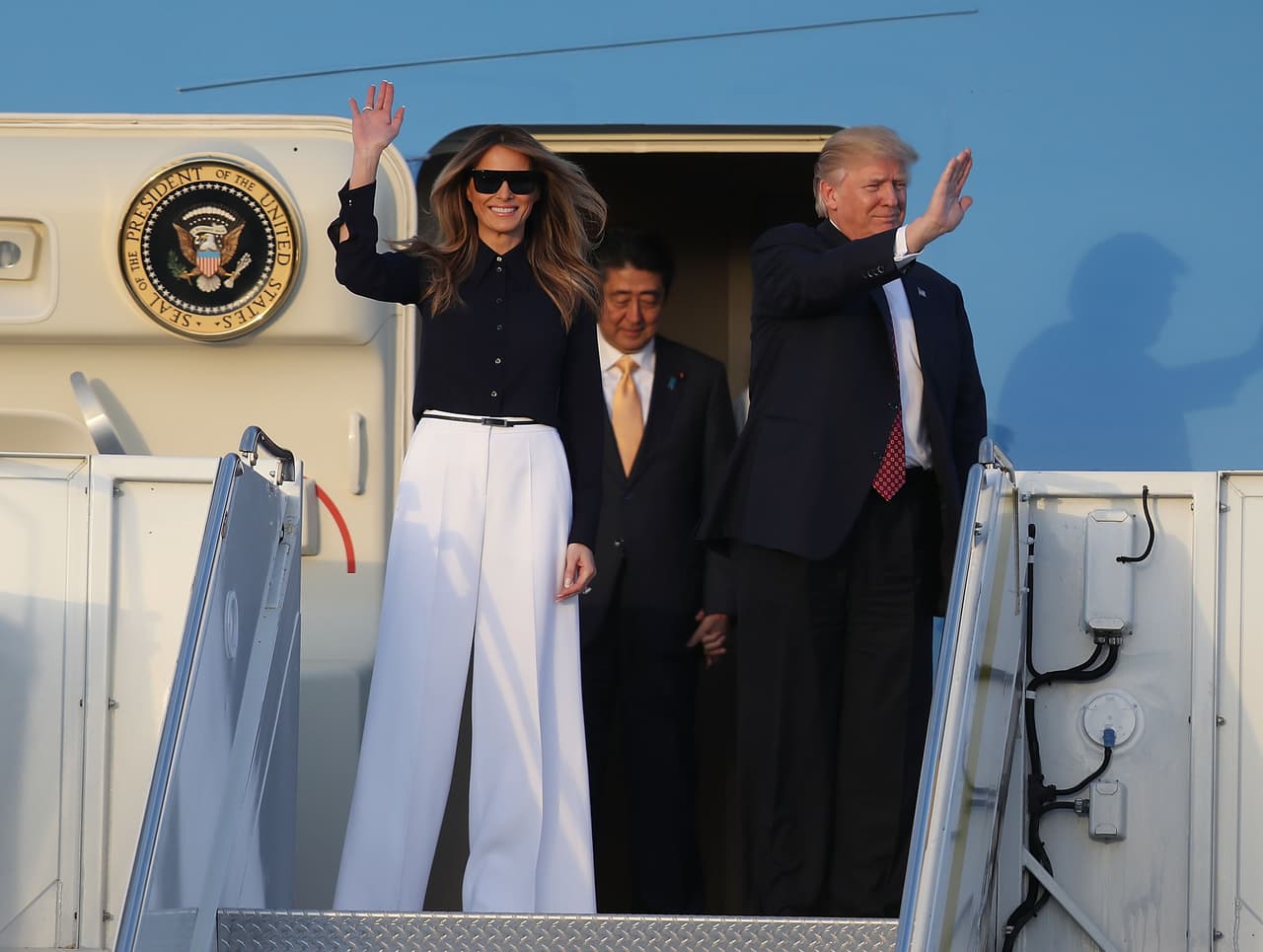 Las escasas apariciones de Melania Trump han estado sobre todo marcadas por su desembarco en Palm Beach para pasar los fines de semana con su esposo. Y aunque lo ha hecho con gran elegancia
<b>llevando pantalones blancos tipo palazzo y camisa de cuello negro como lo hizo el pasado 10 de febrero</b>, las expertas aseguran que su argumento para mantenerse en Nueva York no es de peso: " El argumento de que el pequeño Barron necesita acabar sus estudios es débil si se compara con otras
<i>primeras familias</i>. Las niñas Obama empezaron su colegio en Washington DC tan pronto su padre tomó posesión del cargo. Lo mismo hizo Chelsea Clinton y Amy Carter. Lo que sorprende es que la gente parece empática ante la decisión de la señora Trump de permanecer lejos de la Casa Blanca", añade la analista Elizabeth Mehren.