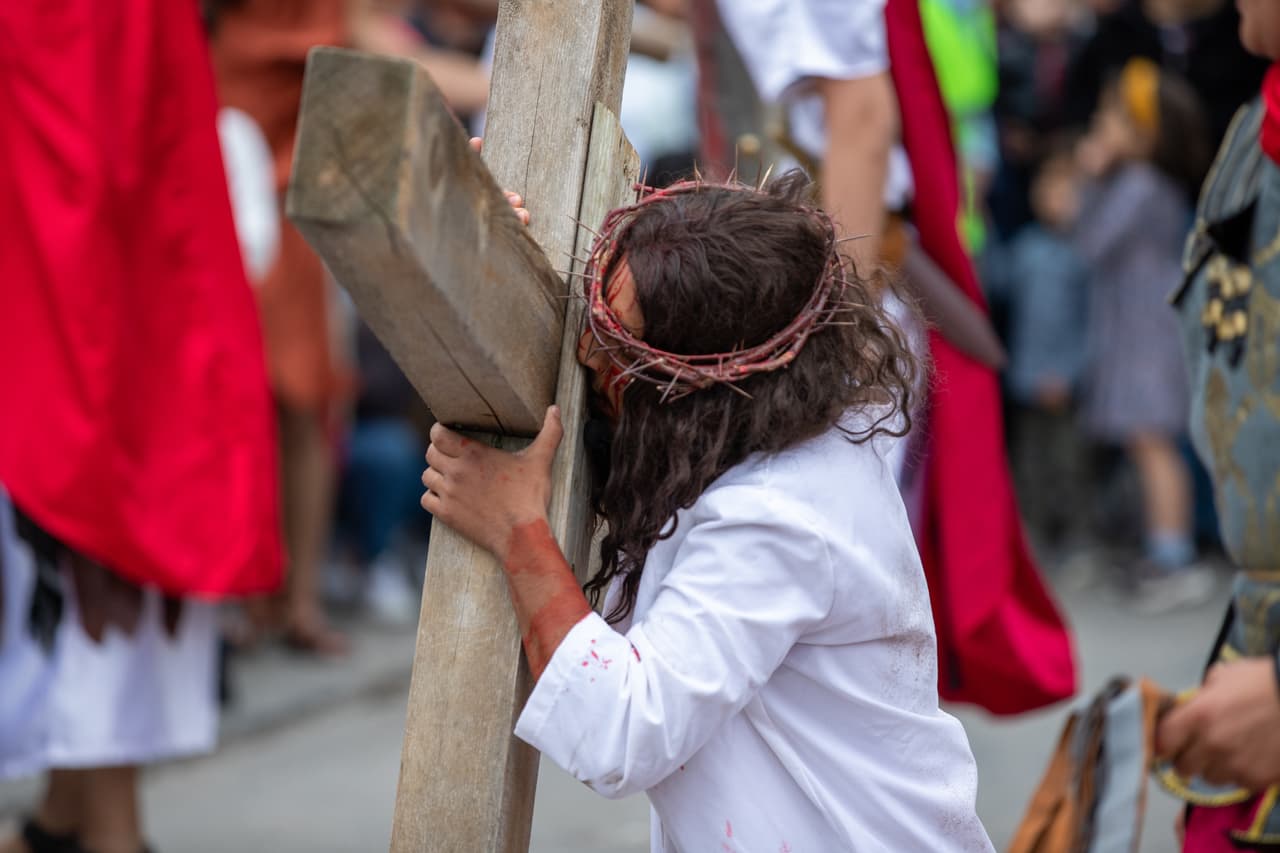 <b>¿Qué es el Viacrucis de las 14 estaciones?</b> Los feligreses son testigos del dolor de Jesús caminando con la cruz rumbo a su crucifixión en el monte Calvario o Gólgota