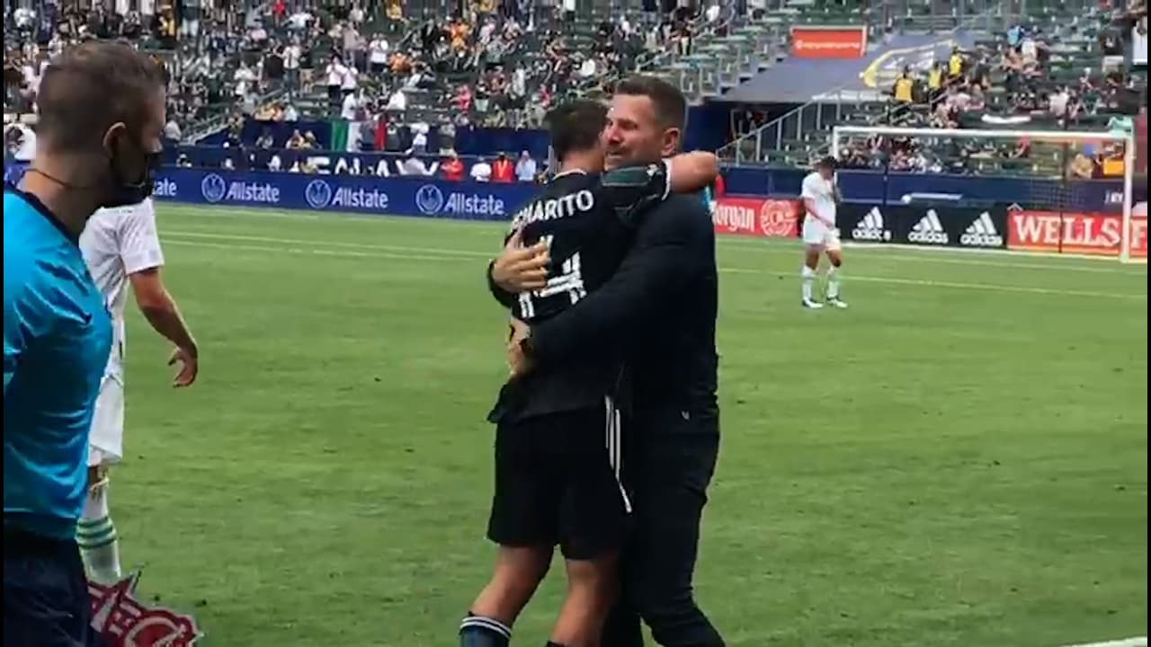 ¡Ovación de pie! Chicharito salió de la cancha entre aplausos
