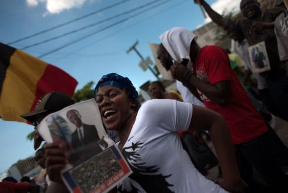 La Policía construyó barricadas alrededor del Palacio Nacional mientras unos 4.000 manifestantes se reunían en el barrio de Bel Air.