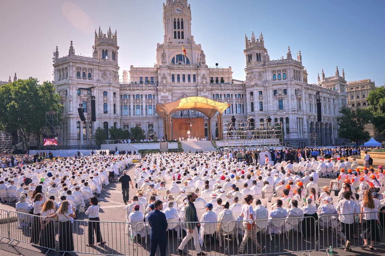 Según los organizadores españoles, las 16 alfombras de flores que decoraban el recorrido de la procesión, de medio kilómetro (una milla), desde la plaza de Cibeles fueron preparadas por una asociación española de floristas de Galicia. Los floristas utilizaron más de 30.000 flores, en su mayoría de los colores amarillo y blanco de la bandera vaticana, para las alfombras, que incluyen adornos como las llaves de la Santa Sede