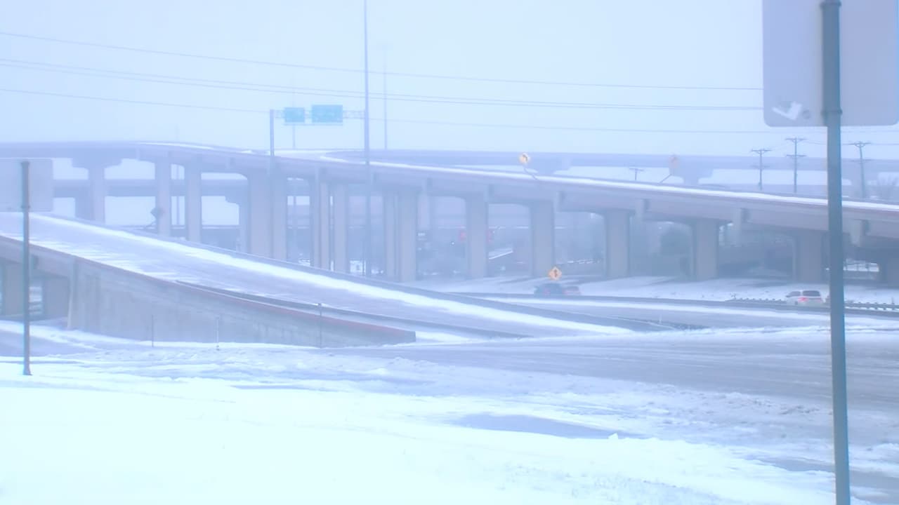 Las autopistas y puentes de la ciudad estaban intransitables por la acumulación de hielo.
