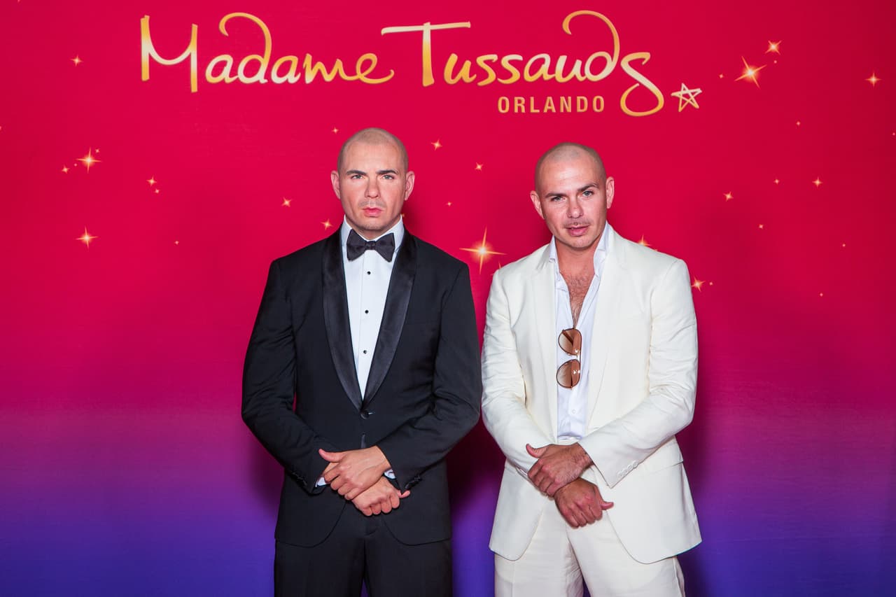 ¿Se parecen? Pitbull recibió su figura de cera en Madame Tussauds el 29 de mayo de 2015 en Orlando, Florida.