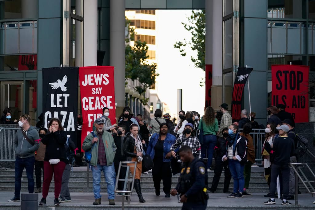 La Voz Judía por la Paz, una organización comprometida con la promoción de la paz en la región, participó activamente en la organización de la protesta en Oakland.