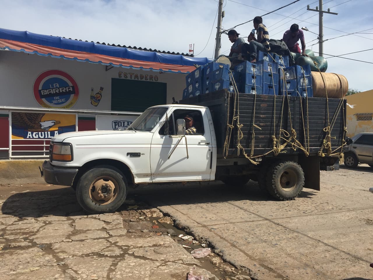 En cualquier esquina de Maicao se encuentra la popular cerveza venezolana Polar.