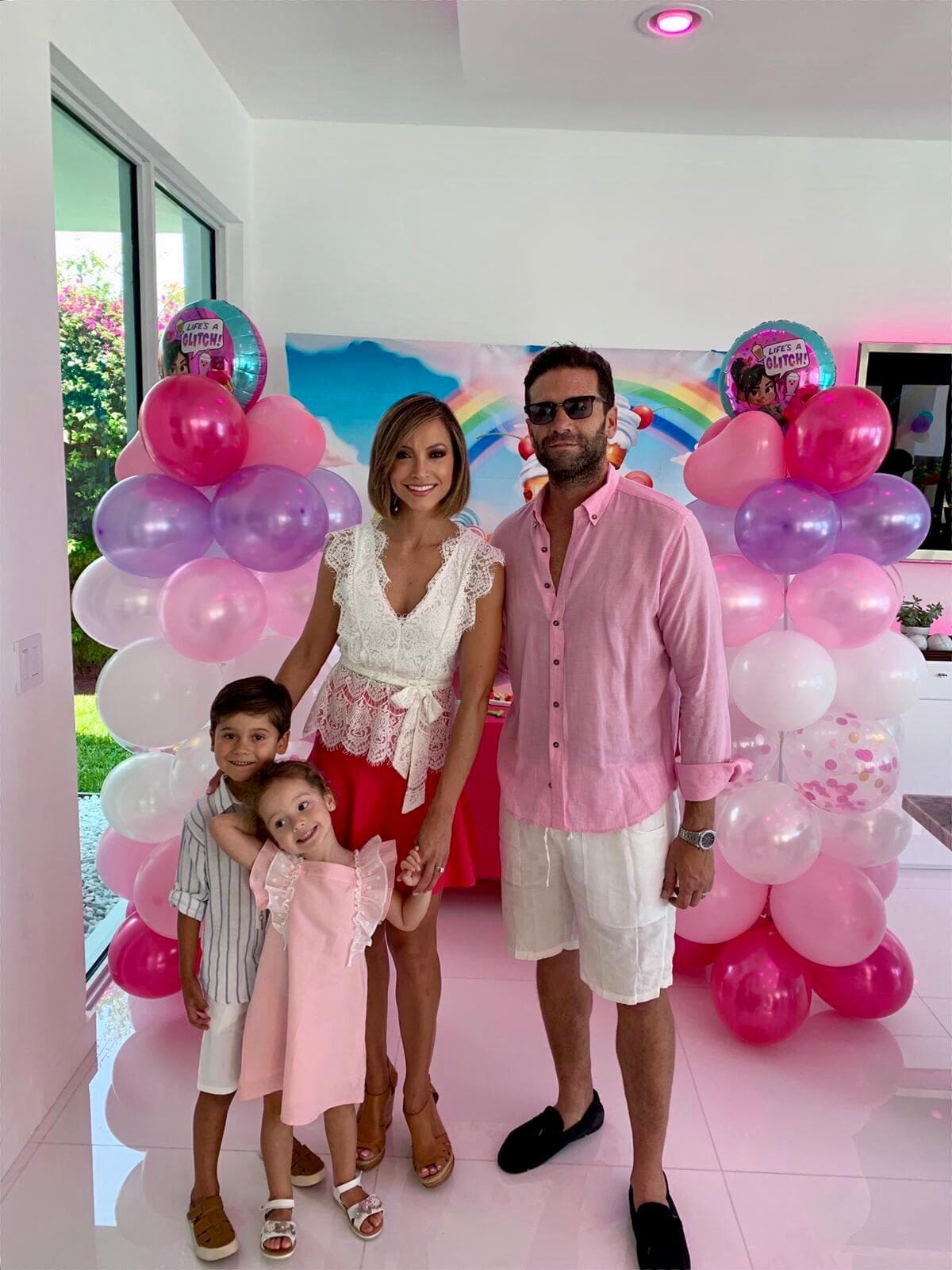 ‘Su segundo pedacito de cielo’, como le llama de cariño, se divirtió en este día especial junto a su hermano Bruce, su mami y su papá Aaron Butler.