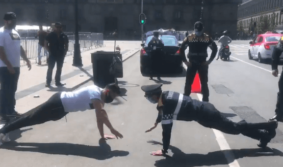 Policía cobra fama tras ganar desafío de lagartijas en México