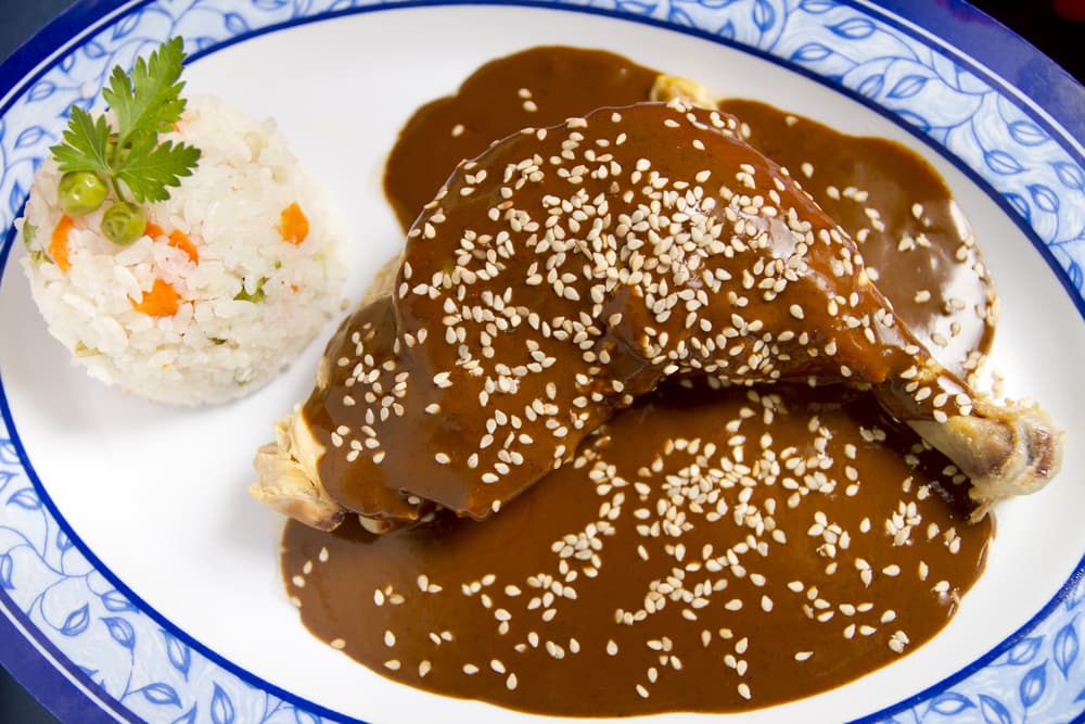 El mole poblano es originario como su nombre lo indica de Puebla y es uno de los más conocidos de México.