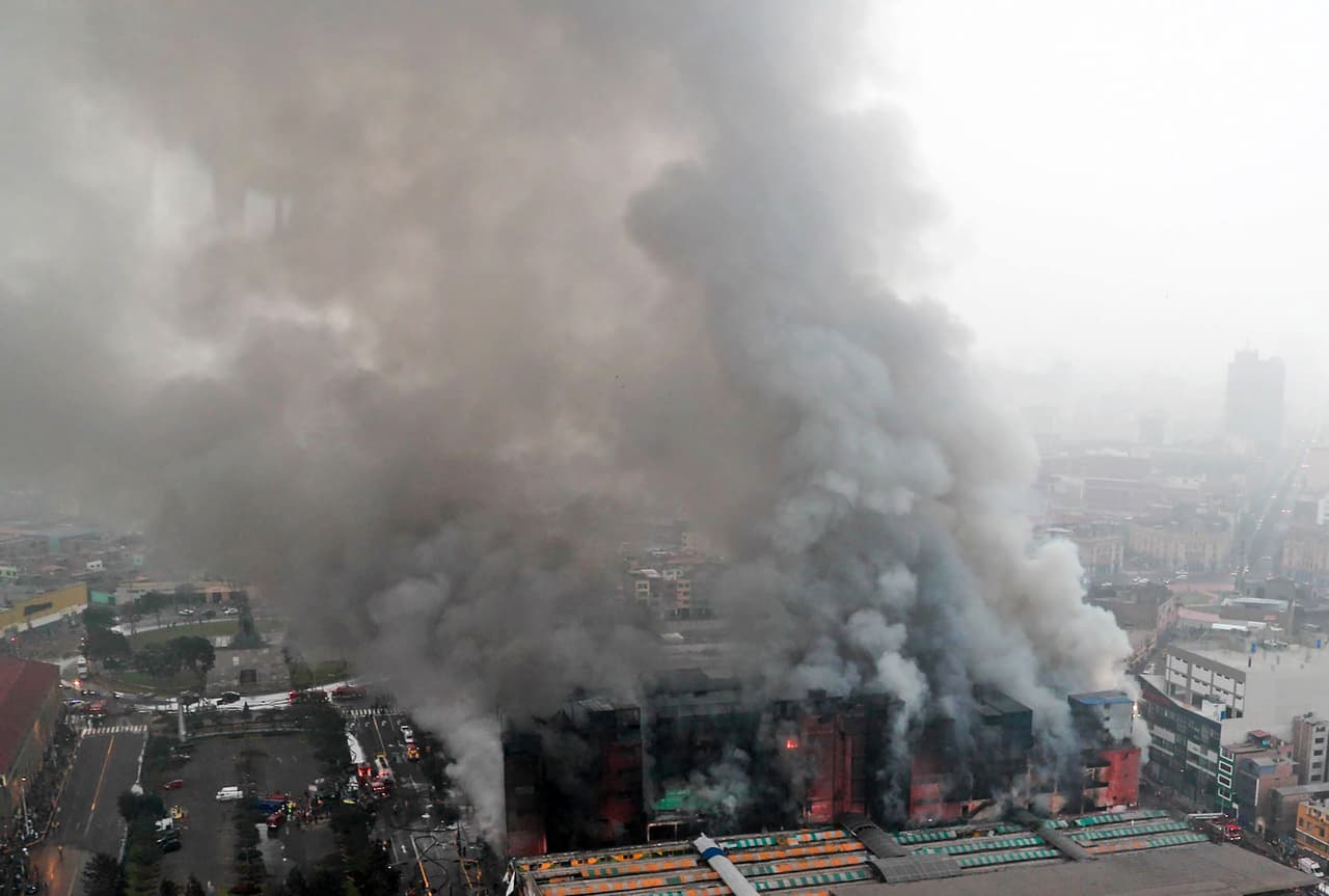 Medios locales mostraron el jueves imágenes de unos contenedores colocados en la azotea del edificio, desde donde un número no precisado de personas lanzaba señales de auxilio.