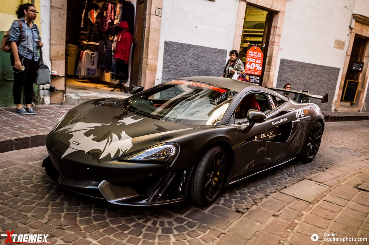 <b>McLaren 570S </b>con motor V8 de 570 caballos de fuerza, al estilo Batman.