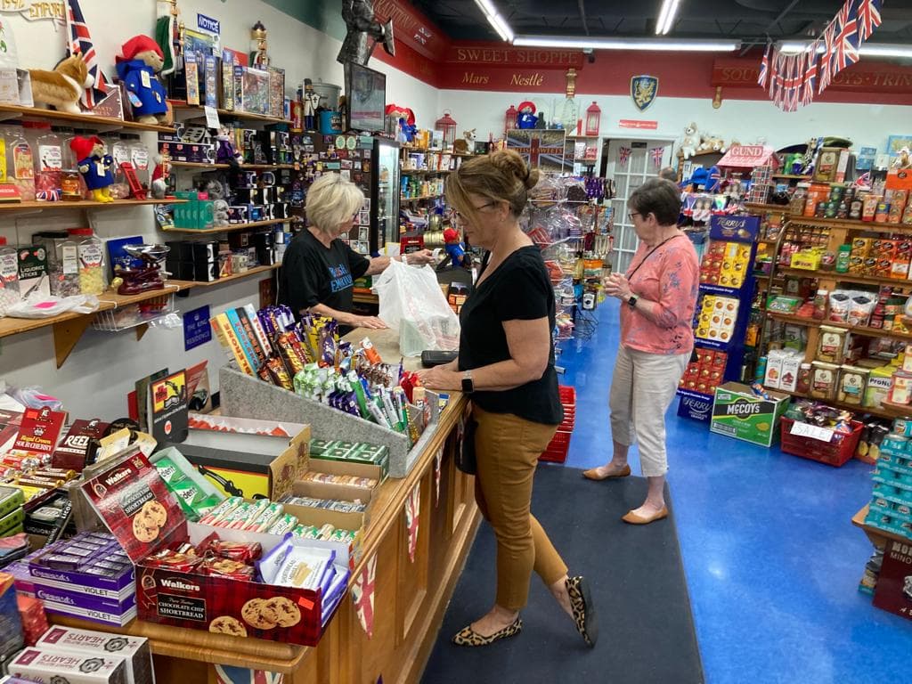 La tienda British Emporium se ubica en 140 N Main Street en Grapevine. El sitio es reconocido por la comunidad británica que vive en el Metroplex.