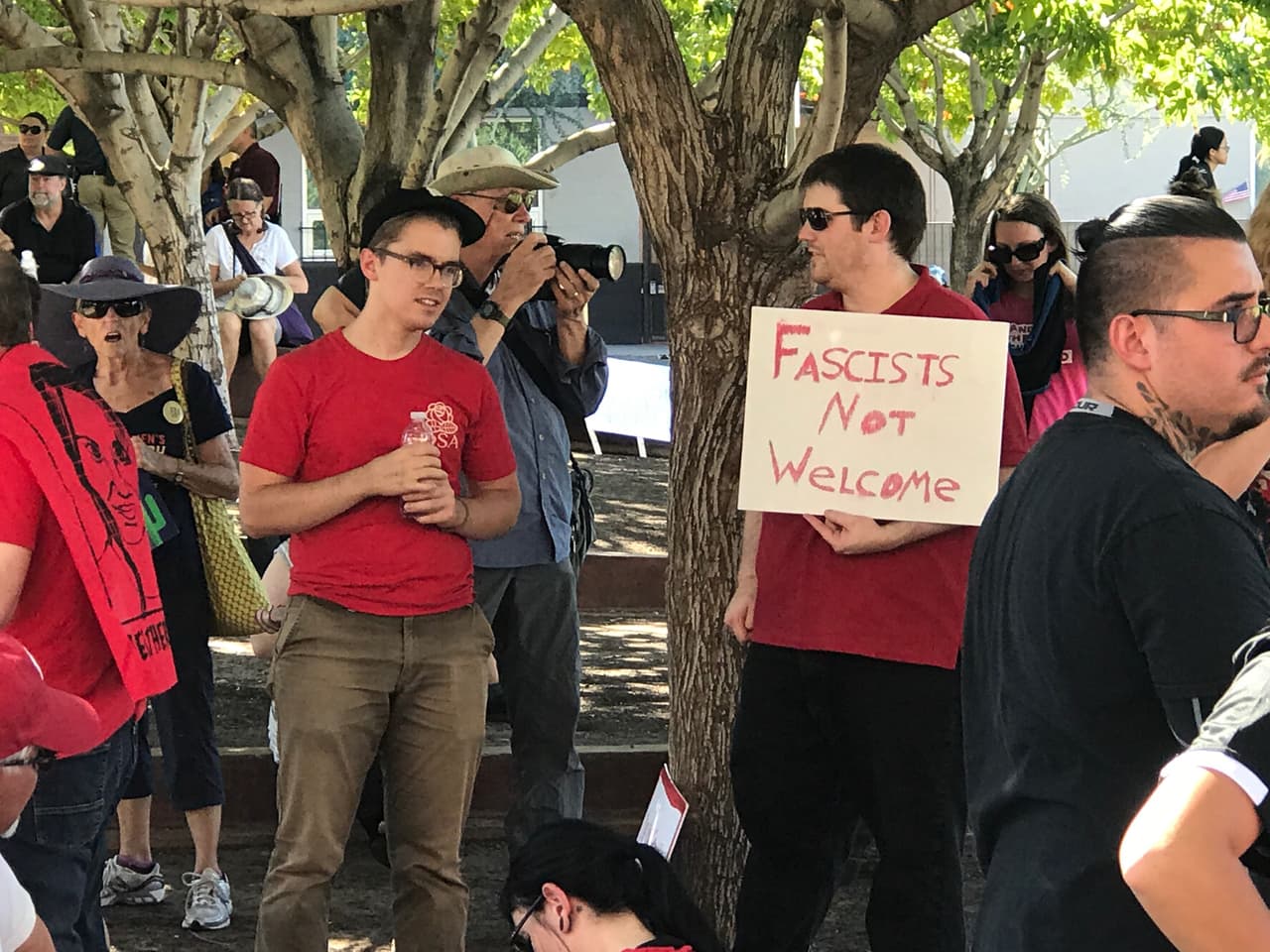 Diferentes grupos protestan en el centro de Phoenix bajo temperaturas que superan los 100 grados Farenheit.