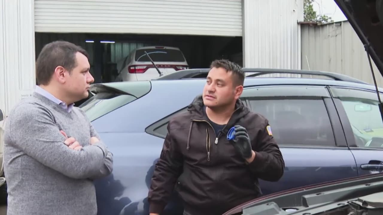 Experto automotriz explica qué revisar en el auto antes del paso del frente ártico en Houston