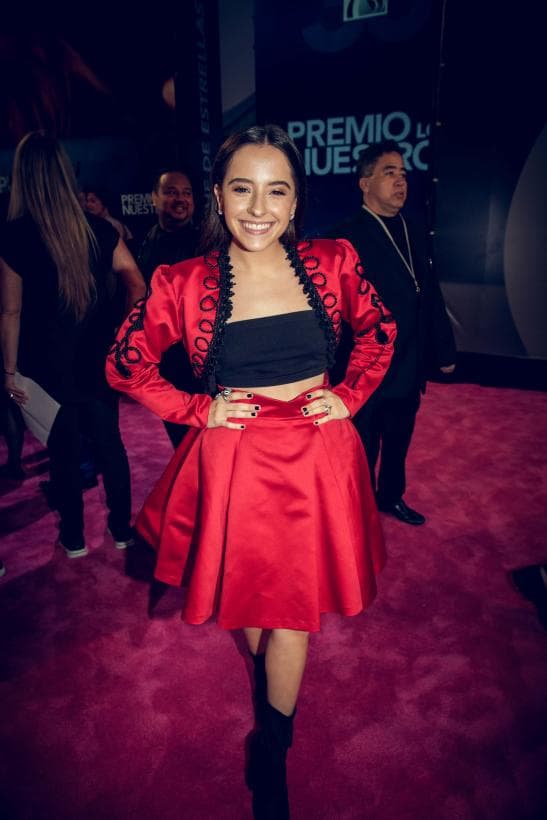 La hija de 
<b><a href="https://www.univision.com/especiales/premio-lo-nuestro/lo-mejor-de-la-alfombra-magenta-de-premio-lo-nuestro-2018-fotos">Ricardo Montaner</a></b> lució su vestido con porte y elegancia.