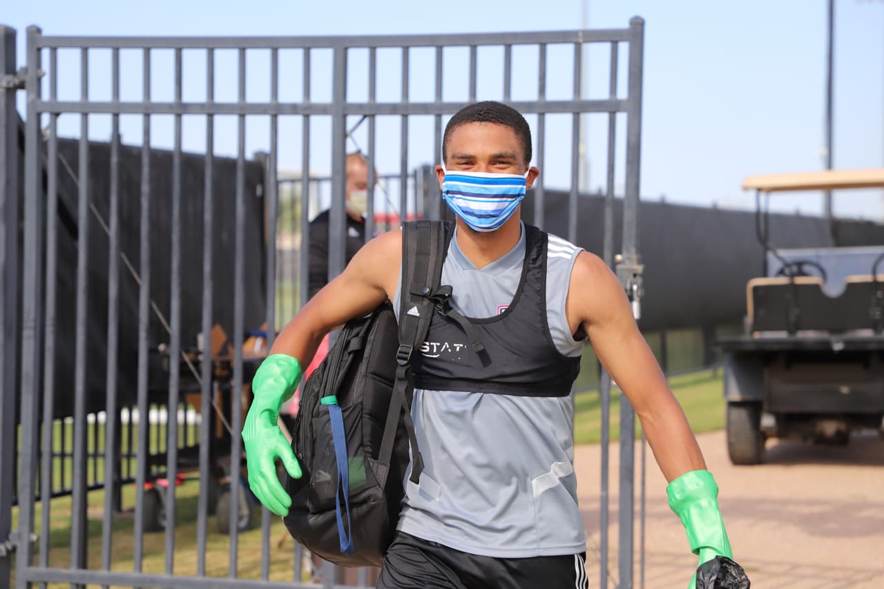 Llegando al entrnamiento con guantes y cubrebocas.