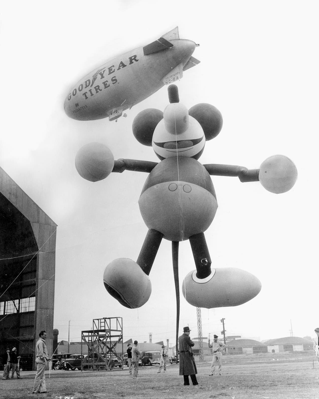 El primer globo con la figura de Mickey Mouse desfiló en 1934 y era manejado por 25 personas. En la fotografía mientras era preparado en Glendale, California, antes de ser llevado a Nueva York.