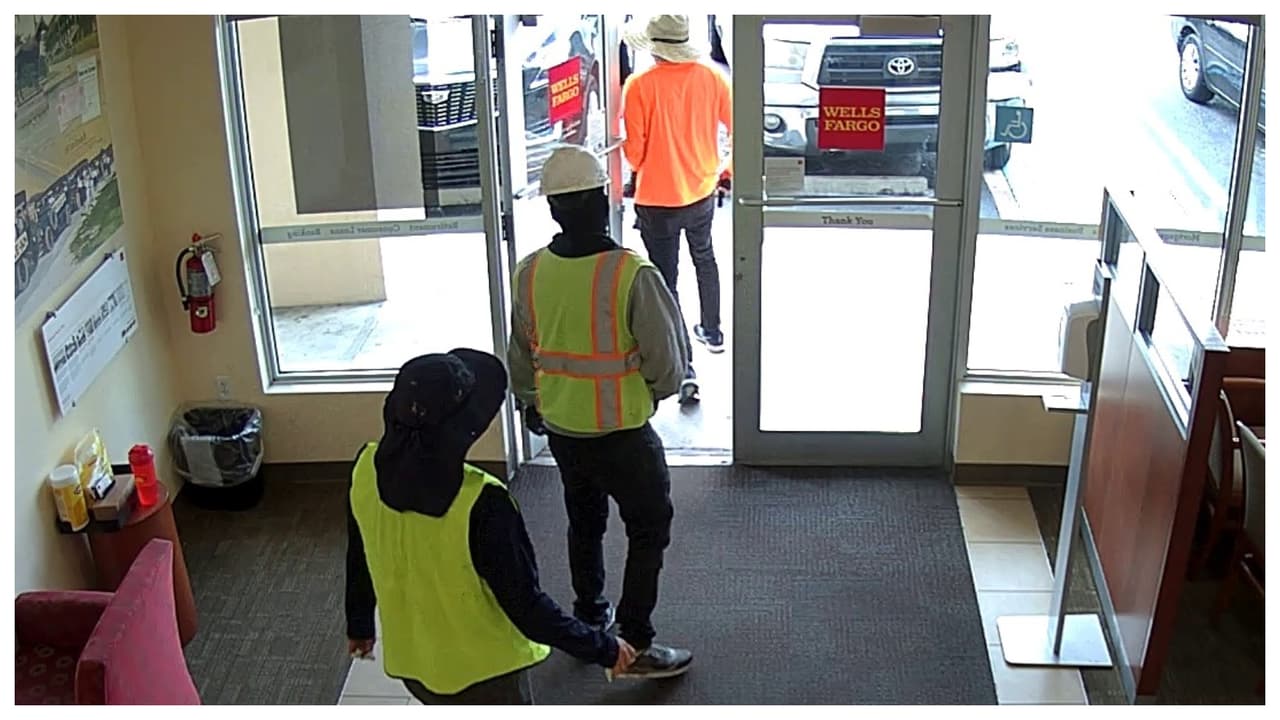 No se presentaron disparos ni personas heridas, y el FBI no informó sobre la cantidad de dinero que fue robada.