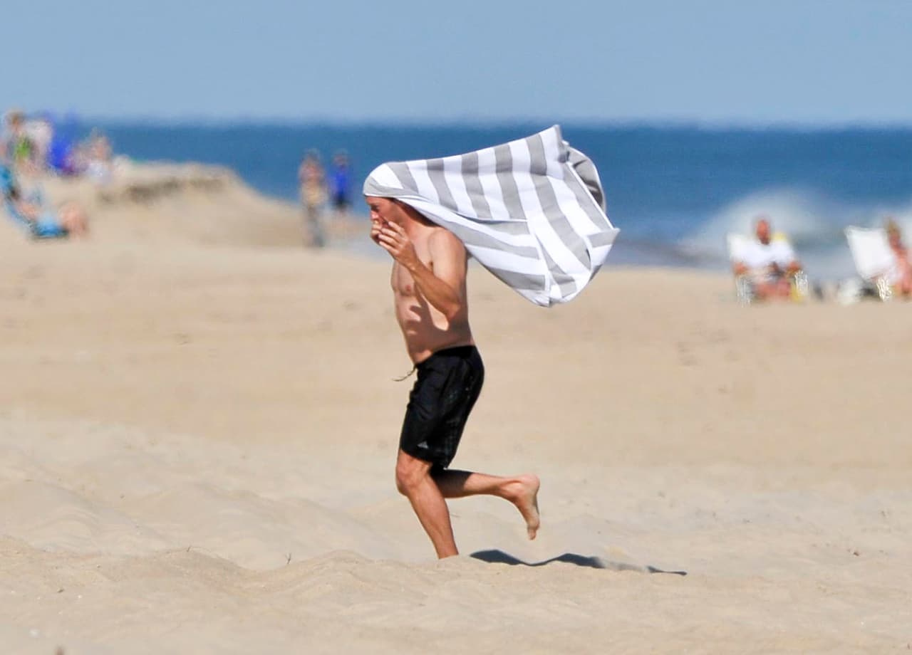 El vocalista de Coldplay aprovechó para darse un chapuzón en el mar de los Hamptons.