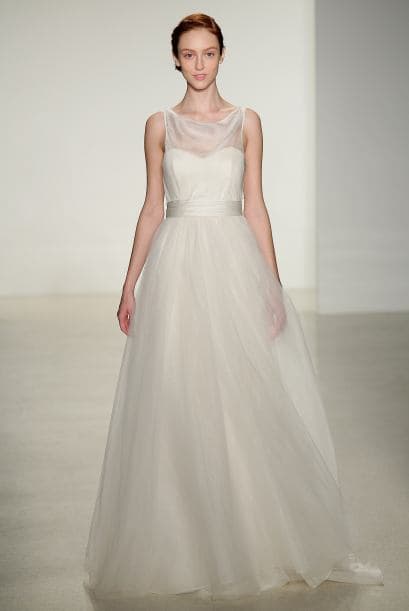 El tul es un material que da un aspecto suave y romántico a cualquier novia, por ejemplo con este modelo de Christos.