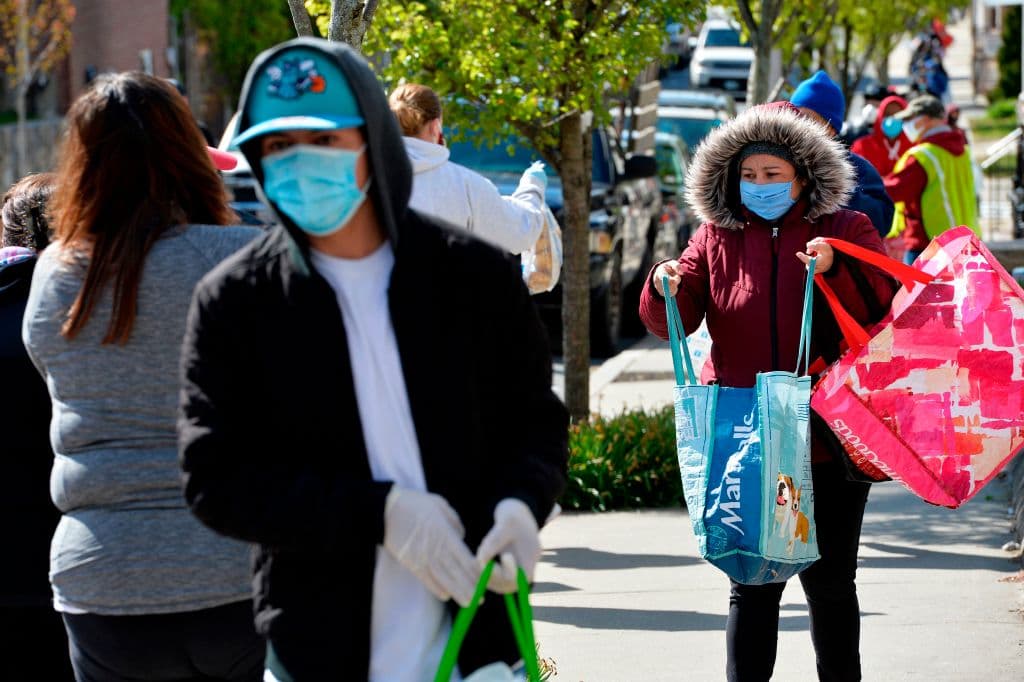 Los voluntarios estarán colocando los alimentos en los automóviles